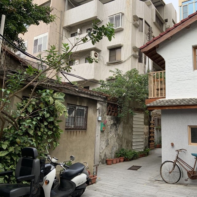 昔の日本のような町並みが残る台南市内の路地（撮影Coco）