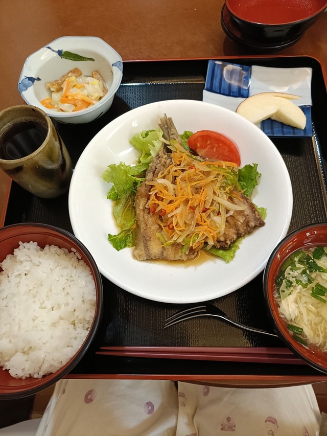 魚料理が並んだ日の産院の食事／さくさん（@sakuruton）提供