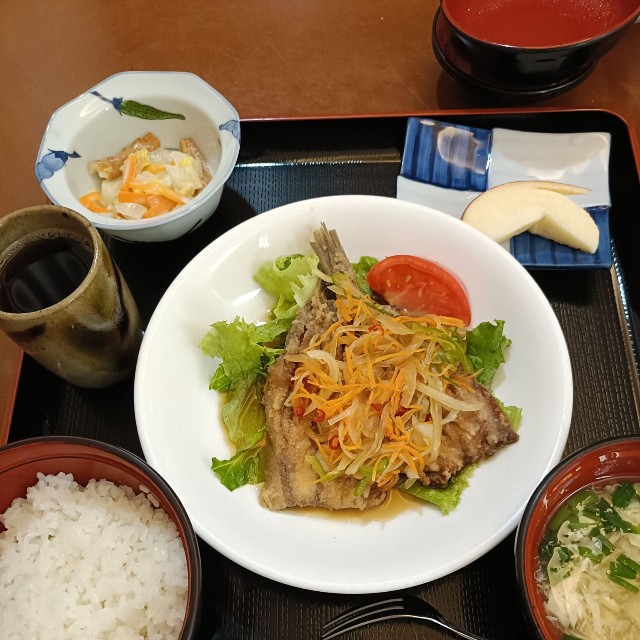 魚料理が並んだ日の産院の食事／さくさん（@sakuruton）提供