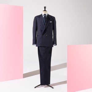 父親ならではの貫録、脇に徹する品格。ネイビーダブルスーツでいいとこ取り
