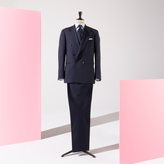 父親ならではの貫録、脇に徹する品格。<br>ネイビーダブルスーツでいいとこ取り