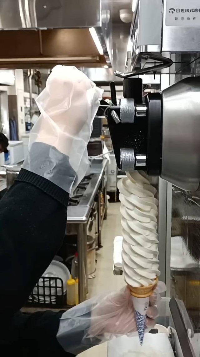 ひたすらまっすぐ、ぐるぐる。10〜15秒で巻き上げる職人技（画像提供：道の駅 万葉の里 高岡）