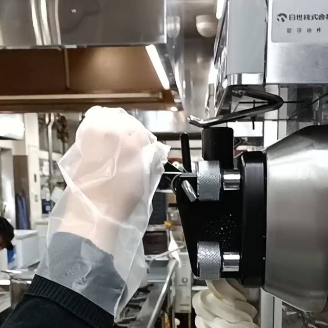 ひたすらまっすぐ、ぐるぐる。10〜15秒で巻き上げる職人技（画像提供：道の駅 万葉の里 高岡）
