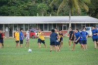 ニウエの小学校でサッカーをする子どもたち