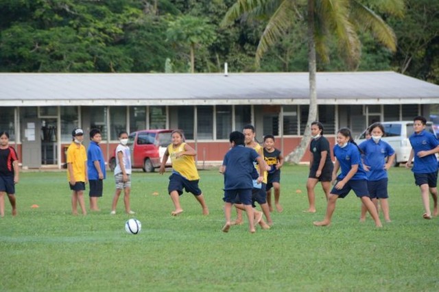ニウエの小学校でサッカーをする子どもたち