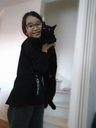 Nちゃんとはすぐに仲良しに。「ママが昔、飼っていた白猫はいたずらで、黒猫がいい子だったらしい。だから黒猫に憧れをもっていたの」（Aさん提供）