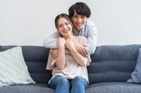 同棲中の日本人カップル※画像はイメージです （ponta1414/stock.adobe.com）
