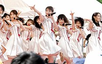 「TOKYO IDOL FESTIVAL2019」に登場したNGT48時代の荻野由佳（中央）ら＝2019年