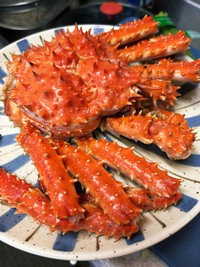 茹でたカニ。タラバガニにしてはトゲが大きいような…？／杉谷龍一さん（@kitaboshi_）提供