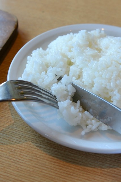 ご飯はフォークの背に乗せて食べるのがマナー？（AI生成画像）