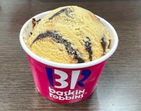 【おとなスマー党】党首のジャモカアーモンドファッジ。2種の豆をドリップしたコーヒーアイスクリームの程よいほろ苦さに、チョコレートとアーモンドの甘みが加わった大人の味！