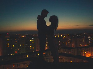 家に来た彼に確信に迫ると保留された。恋じゃなくて、彼の虚像に酔っていただけの私