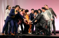 円陣を組む「M-1グランプリ2025」決勝に進出した9組。手前右はMCのマヂカルラブリー・野田クリスタル