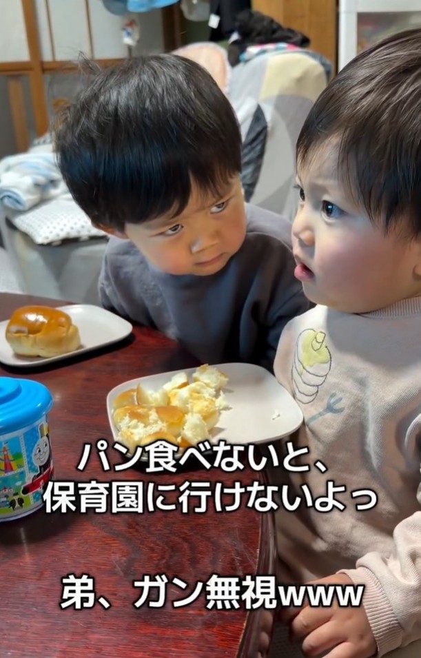 「パン食べないと保育園行けないよ」と1歳弟を諭す3歳兄（お母さん「Ryo.Kei...」提供、Instagramよりキャプチャ撮影）