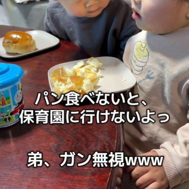 「パン食べないと保育園行けないよ」と1歳弟を諭す3歳兄（お母さん「Ryo.Kei...」提供、Instagramよりキャプチャ撮影）