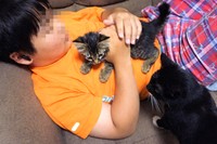 Rくんに抱っこされるトントンくんと、それを見つめるヤンヤンくん