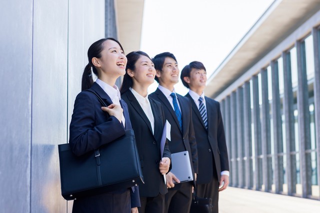 就活に励む大学生たち※画像はイメージです（milatas/stock.adobe.com）
