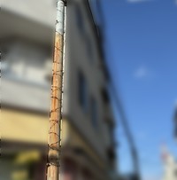 建物のすぐそばに信号機。よじ登れば、建物上階ベランダにたやすく侵入できるほどの距離です（松永さん提供画像）