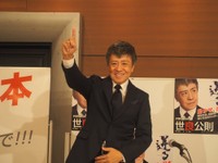 合い言葉の“ワンチーム”ポーズを見せる世良公則＝大阪市内