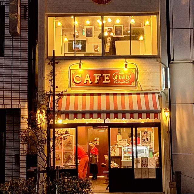 スケルトンのような「ＣＡＦＥオカオカ」の３階建てビル外観＝東京・浅草
