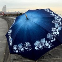 ハワイの植物をモチーフにした藍染の日傘（画像提供：タカハシ ヤスコさん）