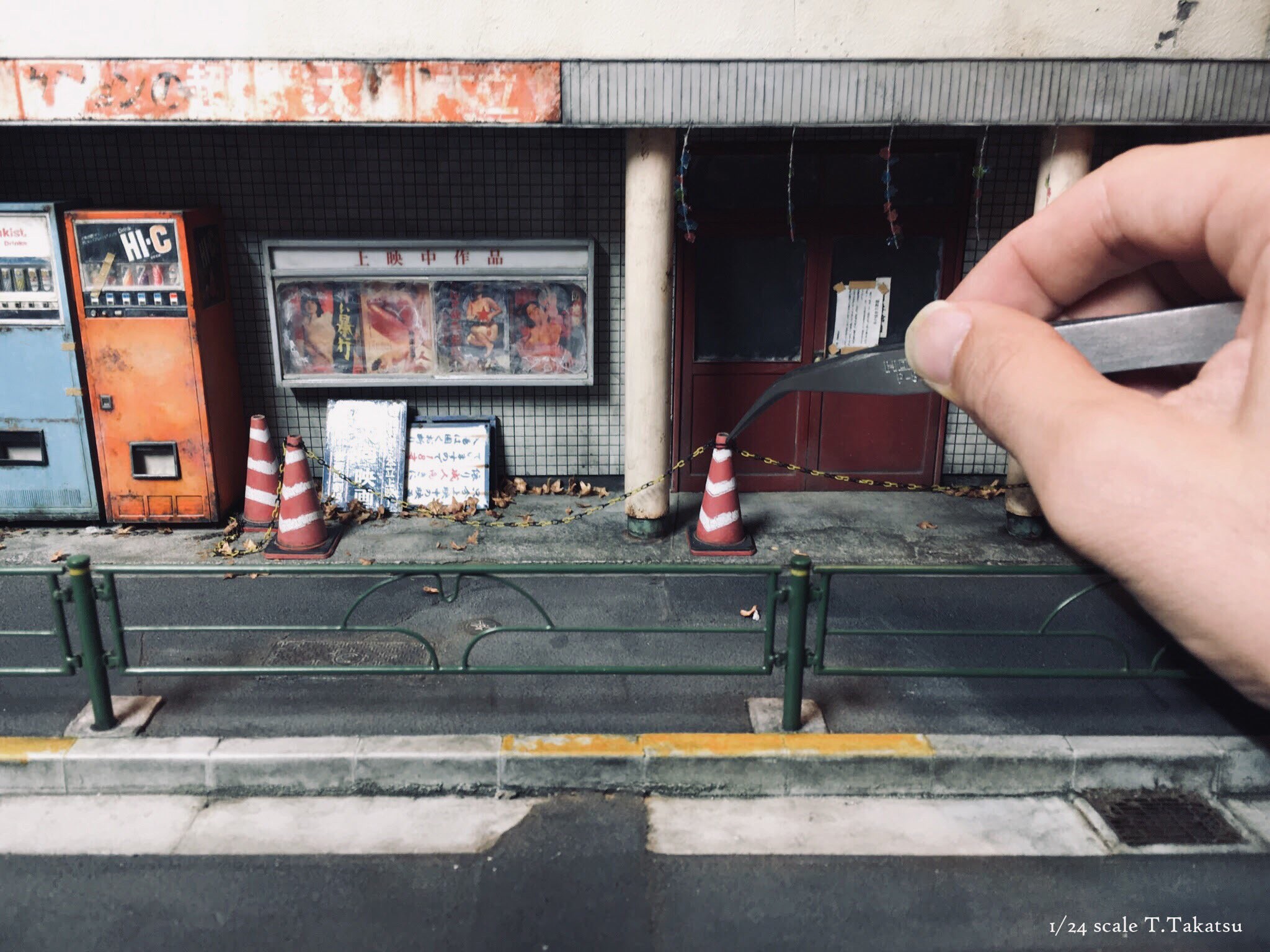 写真じゃないの？閉館した映画館を精巧に構築したジオラマが話題 電柱
