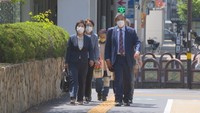 入廷する原告ら　高松地裁　4月20日