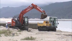 カキ殻が大量に流れ着いた宮城・石巻市の長浜海岸　重機で撤去作業