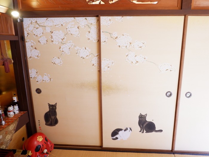本堂のふすま絵は桜が徹さん、猫が雅乃さんの親子共作