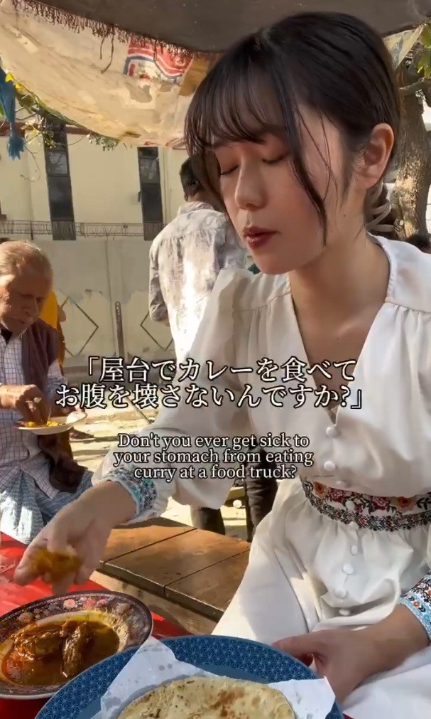 屋台のカレーをほおばる印度カリー子さん