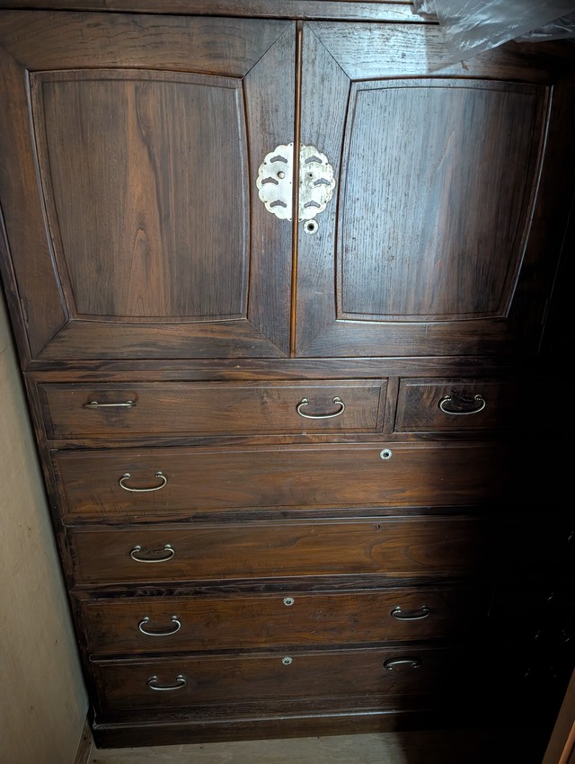 残されたままの先住者のおばあさんのタンス／リーゼント農家キノさん（@kinoko0214）提供