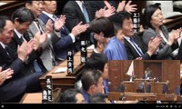 拍手を受ける高市早苗氏と同じタイミングで票を投じる麻生太郎氏（ワイプ画面）＝自民党広報のX(旧ツイッター)＠jimin_kohoより