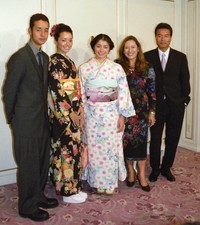 （左から）勝野洋輔、勝野七奈美さん、勝野雅奈恵、キャシー中島、勝野洋＝2009年