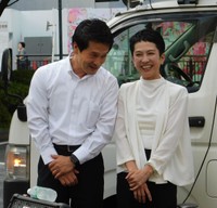小川淳也幹事長（左）と談笑する蓮舫氏＝東京・自由が丘駅前