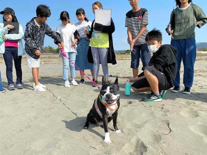 小学生に囲まれた「いくら」