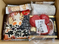 届いたお土産セット「飛騨のたから箱（Mサイズ）」の段ボール箱を開けたところ