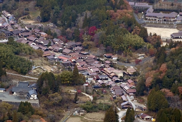 かつて赤色顔料・ベンガラや銅の生産で栄えた吹屋ふるさと村。赤褐色の屋根とベンガラ塗りの格子が特徴の町並みは国の重要伝統的建造物群保存地区に選定されている