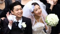 桝谷周一郎氏（左）に寄り添う虻川美穂子＝2010年