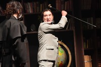 熱演する黒田勇樹=2020年