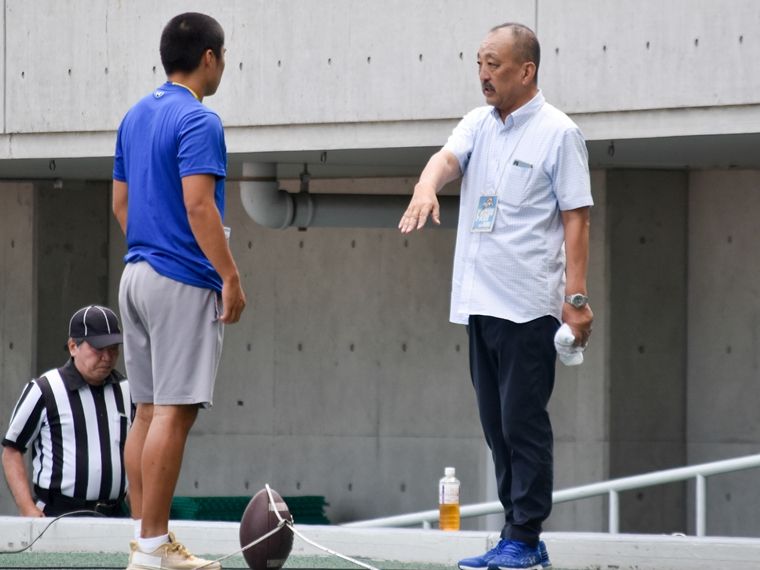 Hideaki Toriuchi giving kicking advice to Yuta Onishi