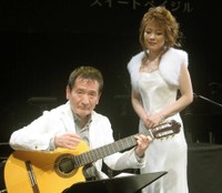 がんの手術から復帰した三木たかしさん。右は保科有里＝2008年