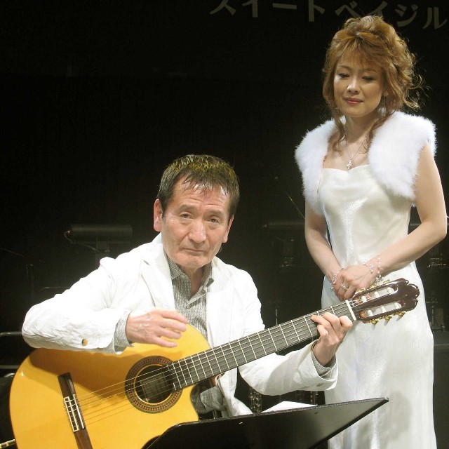 がんの手術から復帰した三木たかしさん。右は保科有里＝2008年