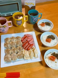 大皿に並べられたシュウマイとウインナー。明太子と高菜をのせたご飯も用意されています／あけ。さん（@akemi_x_chocolate）提供