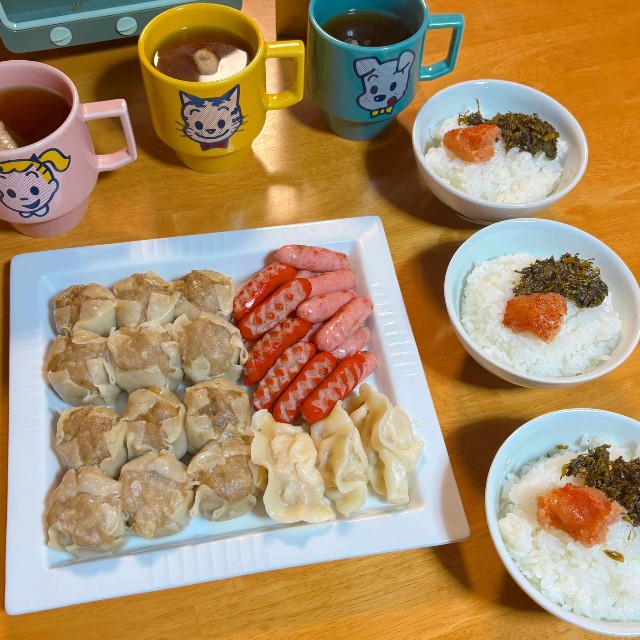 大皿に並べられたシュウマイとウインナー。明太子と高菜をのせたご飯も用意されています／あけ。さん（@akemi_x_chocolate）提供