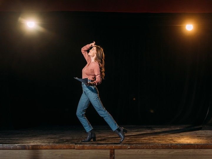 被害者ではなく、ヒーローとして舞台へ。　emotional young actress performing role on stage in theatre［original photo：LIGHTFIELD STUDIOS – stock.adobe.com］
