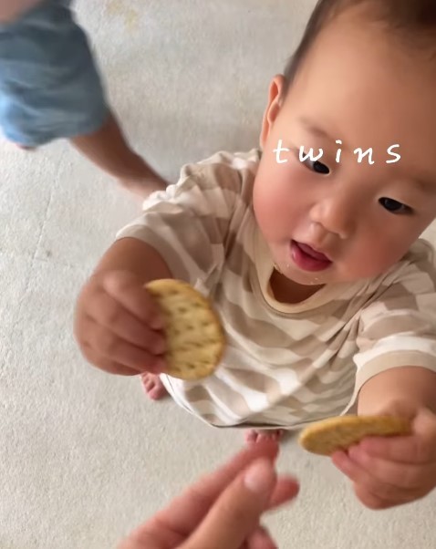 続いて、おやつを取りに来たのは三女ちゃん（提供：＠94_minimumさん）
