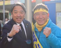 衆院選兵庫3区に出馬した国民民主党前職の向山好一氏（右）の応援に入った榛葉賀津也幹事長＝神戸市内