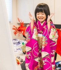 お気に入りの着物を着た姿を見て、鏡の前でにっこり笑顔｜写真は着付けの日のもの（提供：みどぅ家のちいのん様／(C)リトルジョイ（@littlejoy.photo）※一部トリミング）
