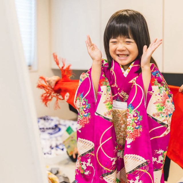 お気に入りの着物を着た姿を見て、鏡の前でにっこり笑顔｜写真は着付けの日のもの（提供：みどぅ家のちいのん様／(C)リトルジョイ（@littlejoy.photo）※一部トリミング）
