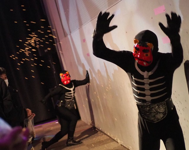 観客からの豆を浴びる、鬼の面をかぶったショッカー戦闘員 ©石森プロ・テレビ朝日・ADK EM・東映 ©石森プロ・東映